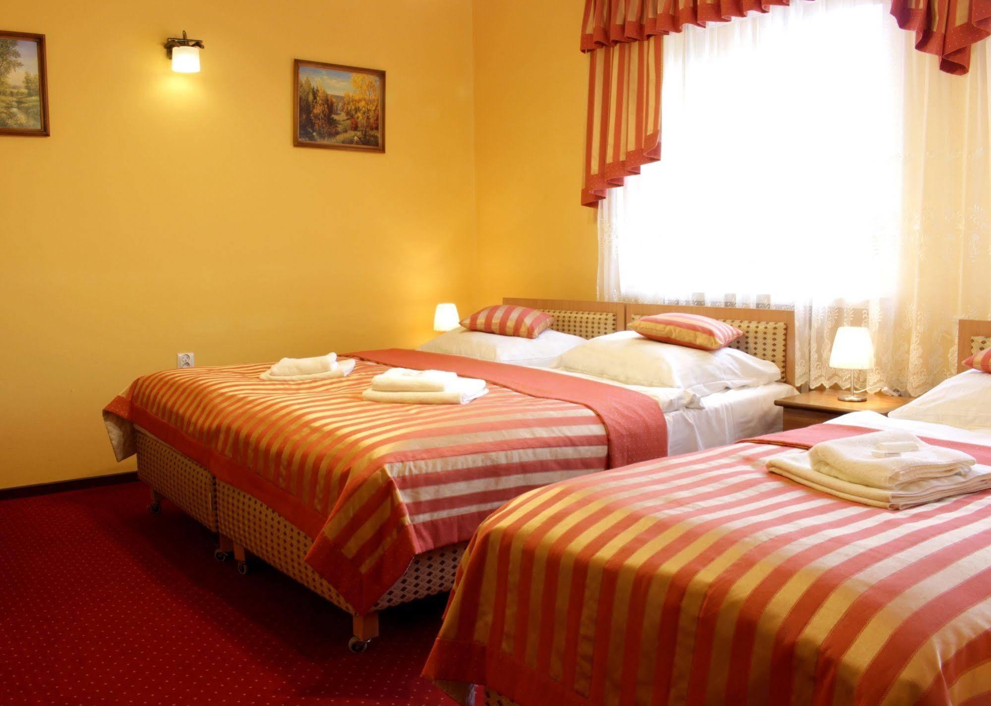 Hotel Dukat بيالا بودلاسكا المظهر الخارجي الصورة