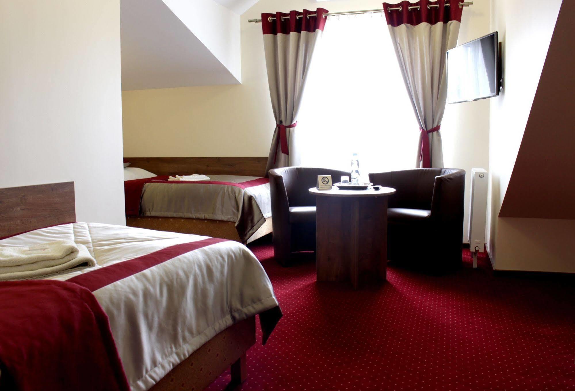 Hotel Dukat بيالا بودلاسكا المظهر الخارجي الصورة