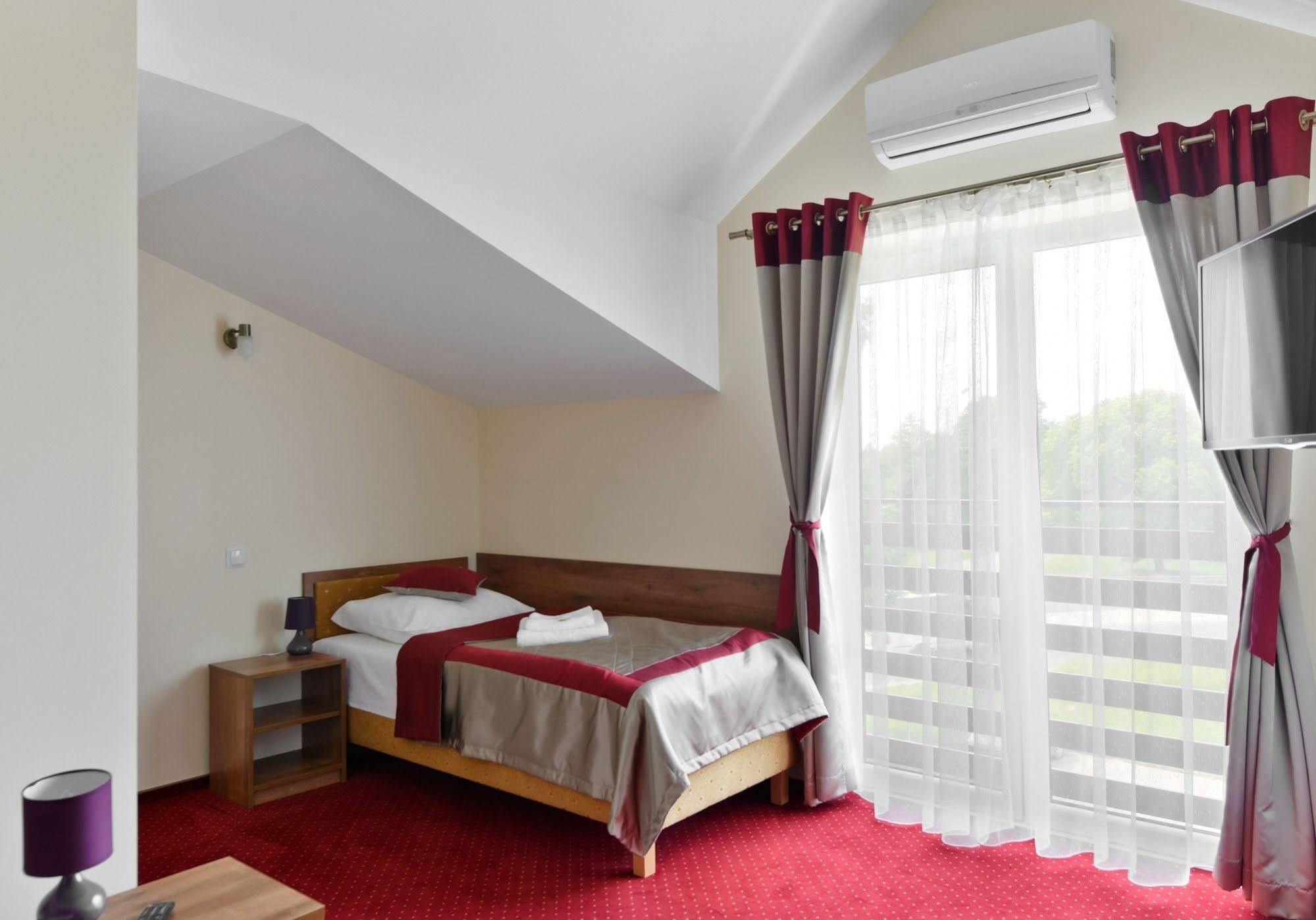 Hotel Dukat بيالا بودلاسكا المظهر الخارجي الصورة